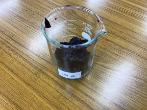 凍らせた紫キャベツを細かくくだく