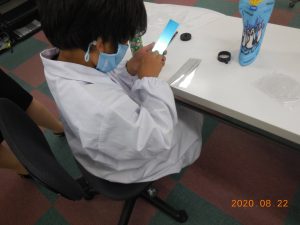 鏡を組み合わせているところ